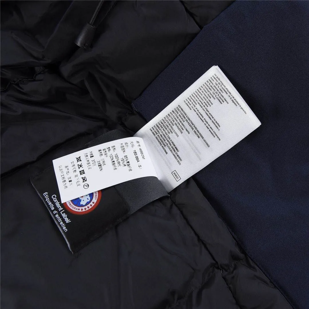 P780 with dust bag) Canada Goose Canada Goose #Expedition expedition parka classic down jacket ➖ Imported 21-count polyester-cotton blended original fabric [last year’s 16-count/18-count hard fabrics have been completely eliminated, this year all use 21-count genuine synchronized fabrics, the soft mid-band feels delicate and textured], genuine synchronized Feather-Light 10D waterproof coated fabric, made of 84.5% polyester fiber and 15.5% cotton, 100% the best feel in the entire network! ➖ The genuine official website is synchronized with the national standard 80 white duck down, you can check the official website customer service, there will never be a series of misleading claims such as 90 down or goose down! ➖ Using the best nylon lining with double double-layer sealing design, velvet-proof No. 7 needle + grid-filled down ready-made garments, there is 100% no so-called velvet running! ➖ The cuffs are designed with thickened seamless threads, and the collar and pockets are lined with top-quality polar fleece to keep you warm and comfortable! ➖ Yoshida YKK provides original custom-made electroplated sliders. YKK two-way lockable zippers are tight and smooth and will not peel off paint! ➖ 3M composite guarantees that the Velcro is the same as the original, durable, and all accessories and hardware are custom-made! ➖ Imported BEHRINGER embroidery machine to customize the 10,000-needle embroidery logo, 98% of which can be reproduced to restore the original logo. You can check and compare on the official website! ➖ The fur collars are all made of large pieces of Western Canadian blue wolf hide, ensuring that each fur collar is 13-15cm wide! 08 models for men and women SIZE: XS S M L XL XXL